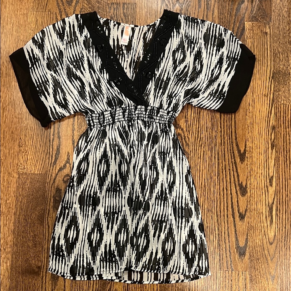 Black and White Patterned beach Dress/coverup size 4